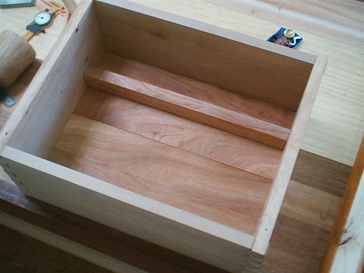 File:P11320 Lecturn box.jpg