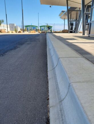 Clever curbs to reduce the wear on bus tyres