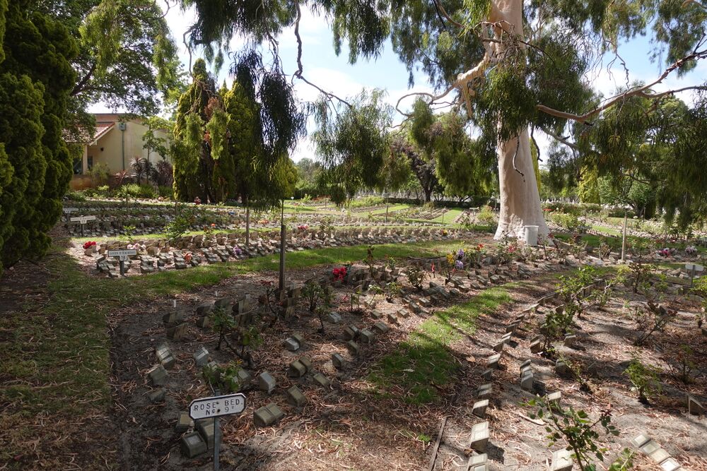File:Karrakatta crematorium rose gardens.JPG