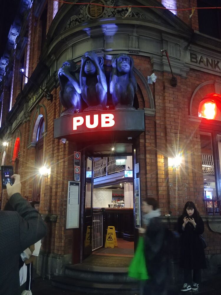 File:Three monkeys pub in Sydney.jpg