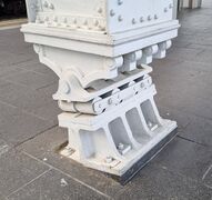 Multi-directional movement control in the pillar supports