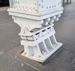 Multi-directional movement control in the pillar supports