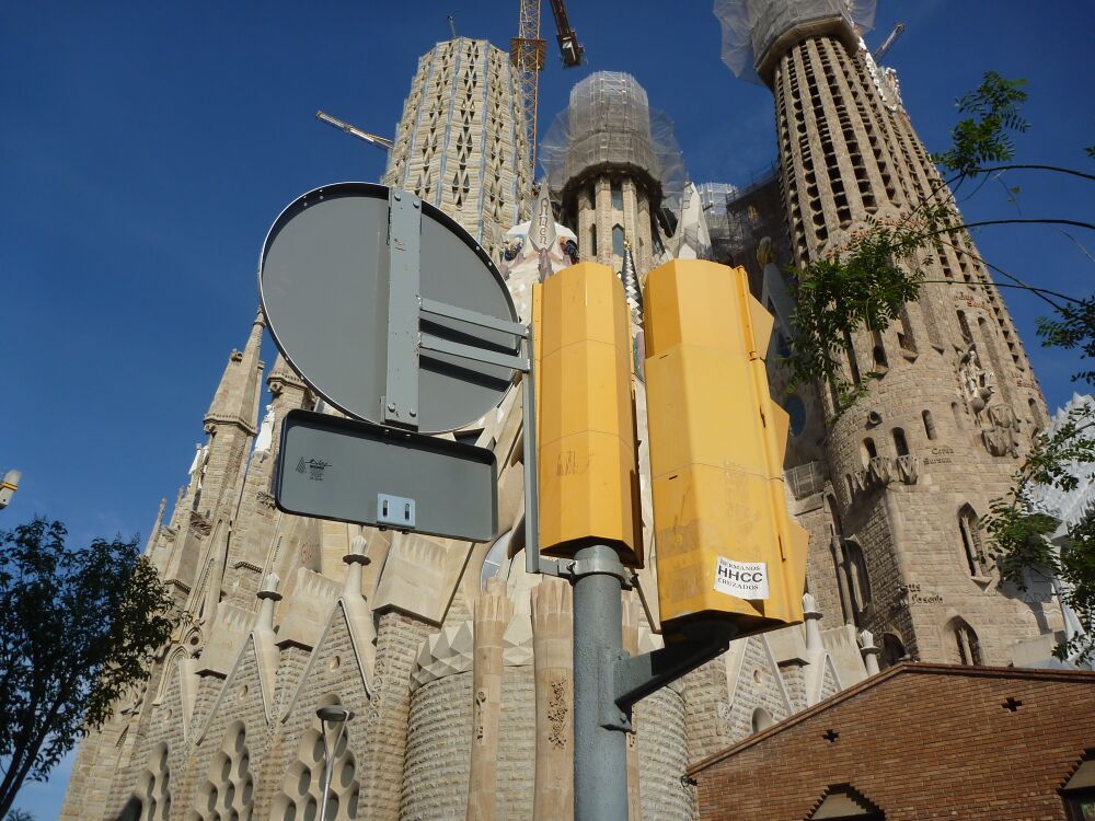 File:Traffic light at Sagrada Familia.jpg
