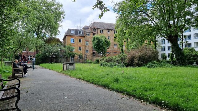 Lunch time in St Andrew's Gardens, Grey's Inn